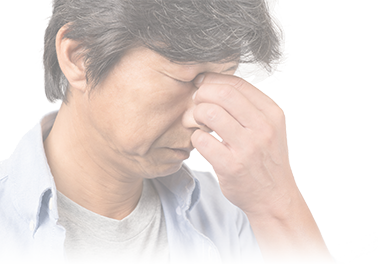 目頭を抑える男性の写真